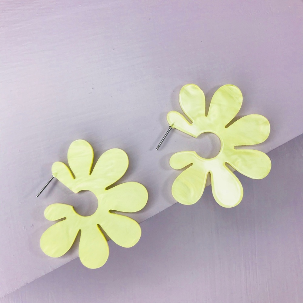 🆑 Yellow Blossom Hoop Earrings - Picture 5 of 5